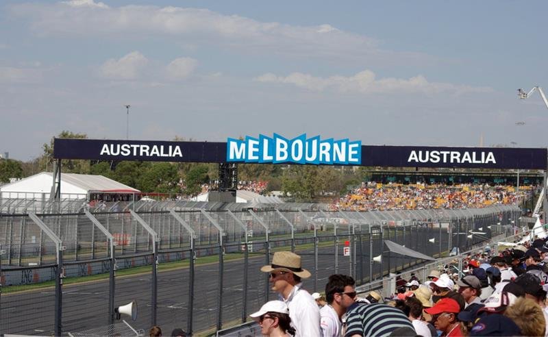 Fórmula 1 2026 abre temporada no domingo com nova era técnica, Russell favorito e estreias no grid